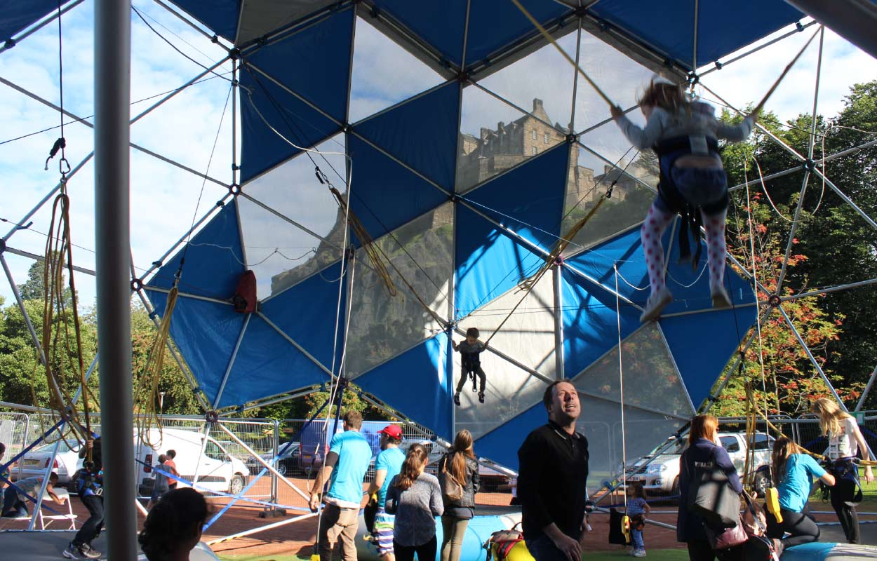 cupula entretenimiento geodesica foto interior con niños