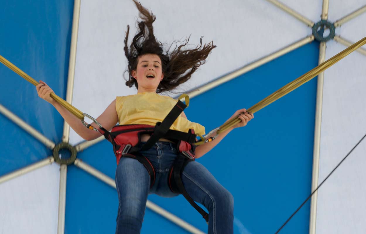 cupula entretenimiento geodesica niña saltando