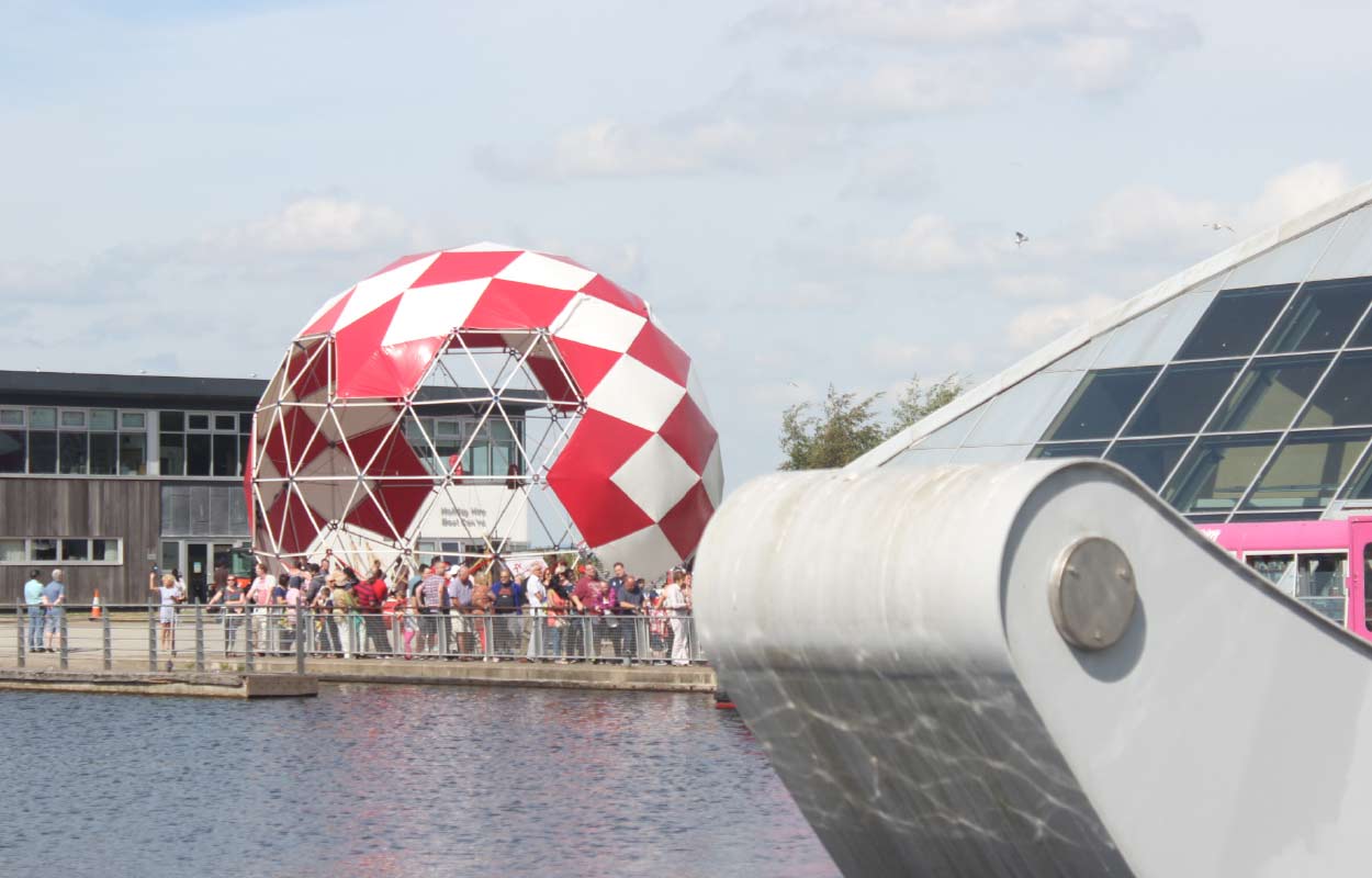 cupula entretenimiento geodesica